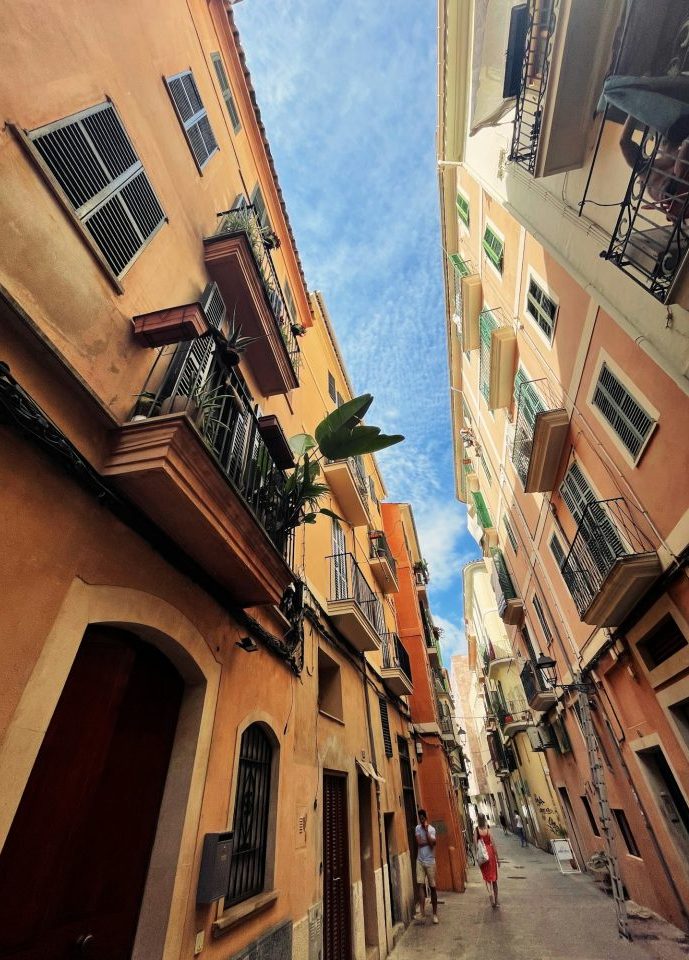 Alte Gebäude in einer engen Straße in Sant Llorenç des Cardassar Mallorca