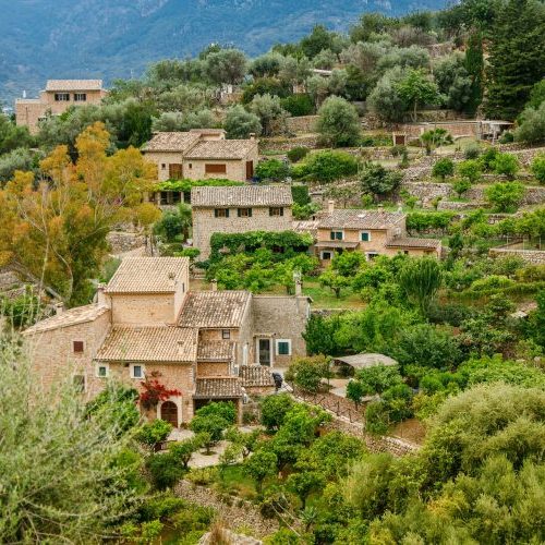 Alte Steinhäuser im Dorf Galilea auf Mallorca