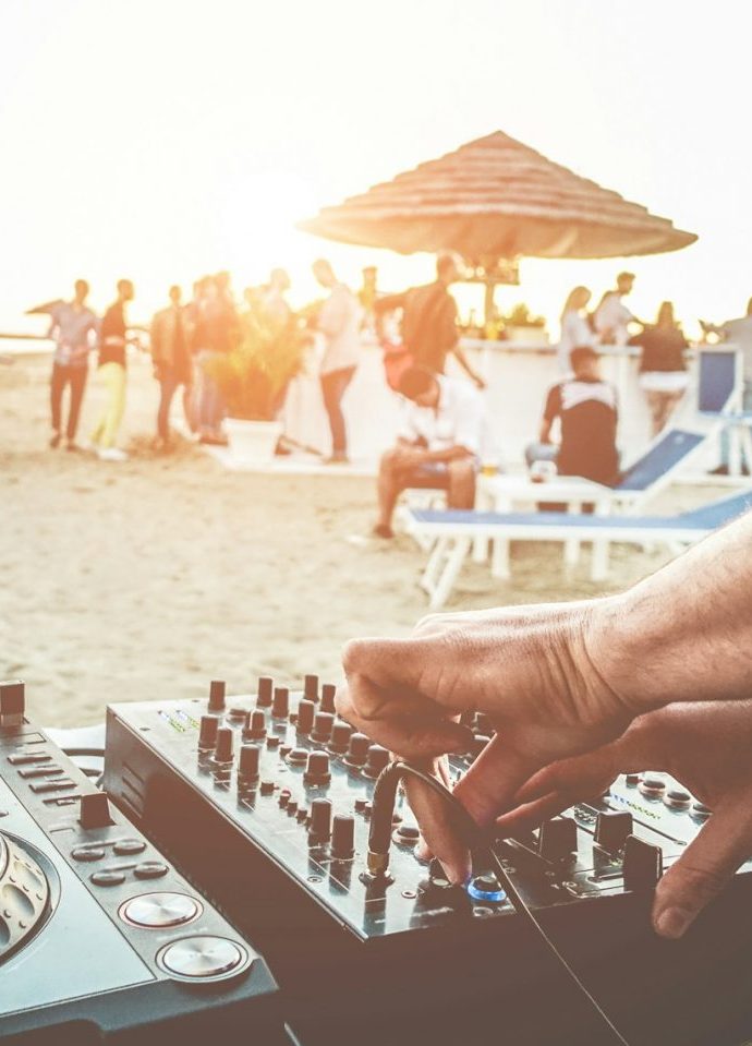 Dj bei Sonnenuntergang Strand Party in Magaluf Mallorca