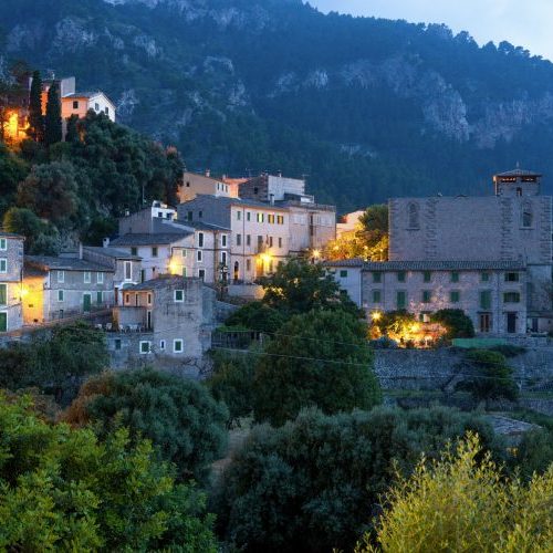 Das Dorf Estellencs auf Mallorca in der Abenddämmerung im Gebirge La Tramuntana