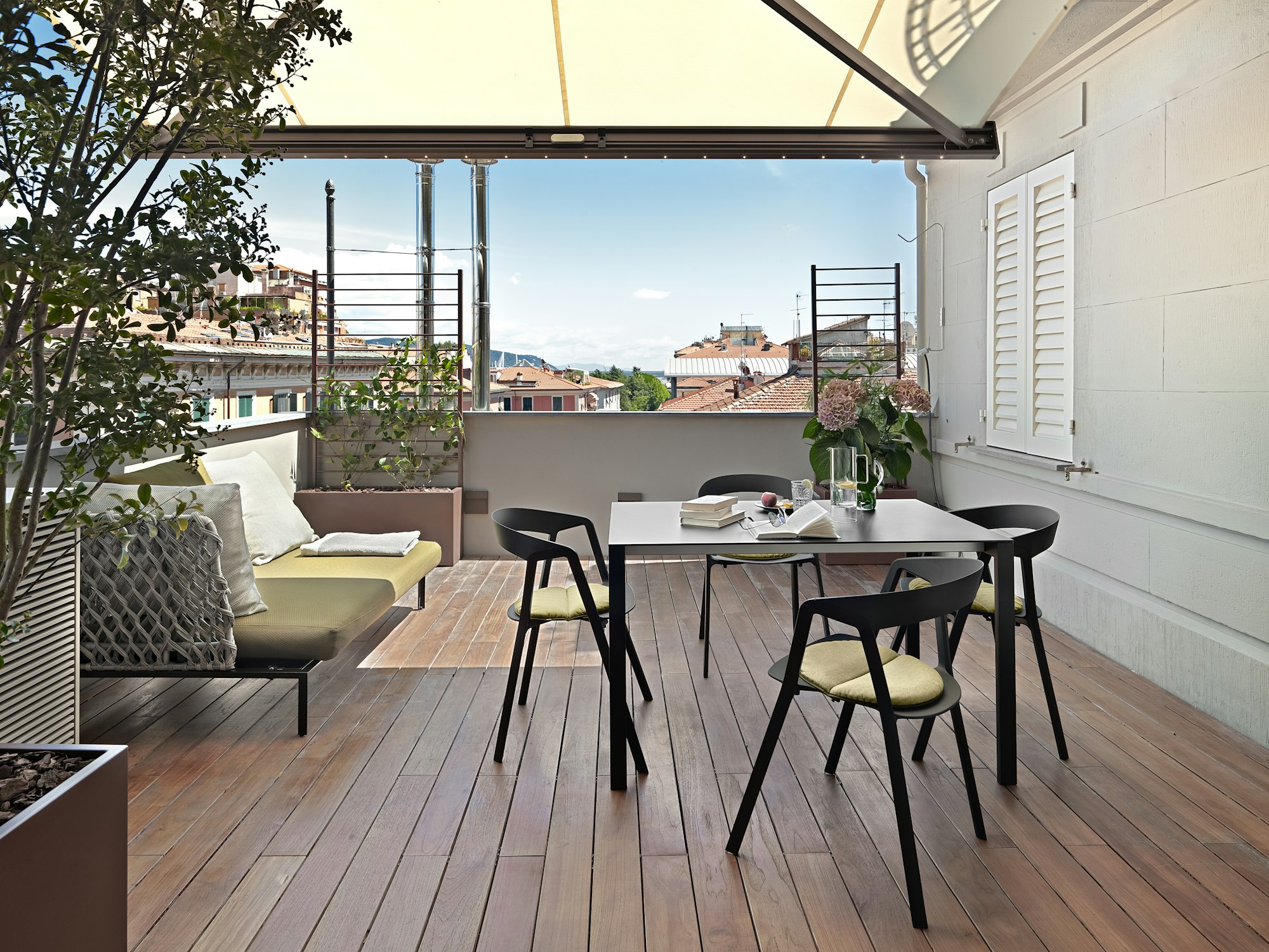 Immobilie in Biniali auf Mallorca mit modernem Esstisch und Sofa auf der Dachterrasse
