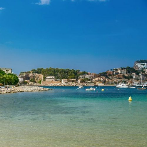 Malerischer Blick auf eine Strandpromenade in Port de Soller auf Mallorca