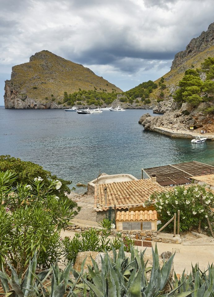 Mittelmeerküste auf Mallorca mit Bucht und Strand von Cala Barques