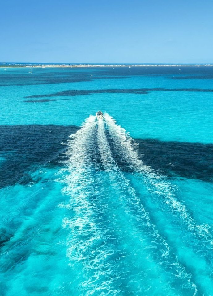 Schnelle Motorboote in Cala Millor an der Küste von Mallorca