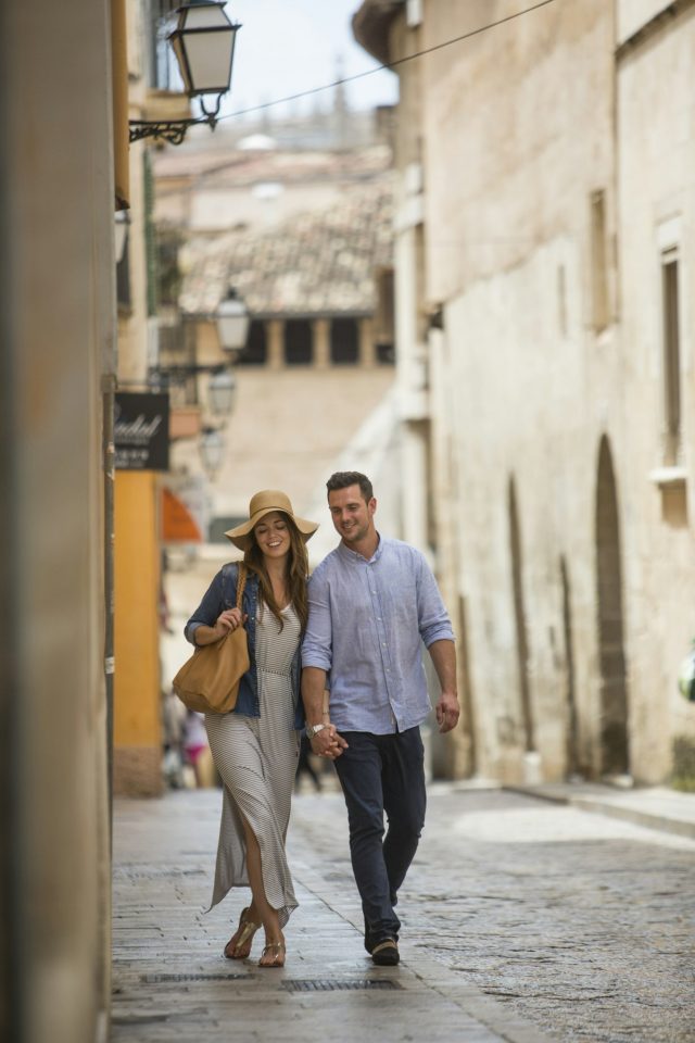 Paar geht in Es Capdellà auf Mallorca spazieren