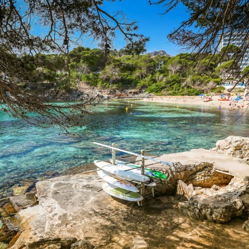 Ruhiges Panorama des Strandes Font de Sa Cala auf Mallorca