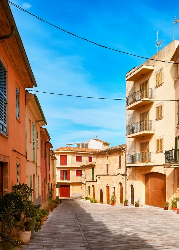 Straße in der Altstadt von Alcudia auf Mallorca.