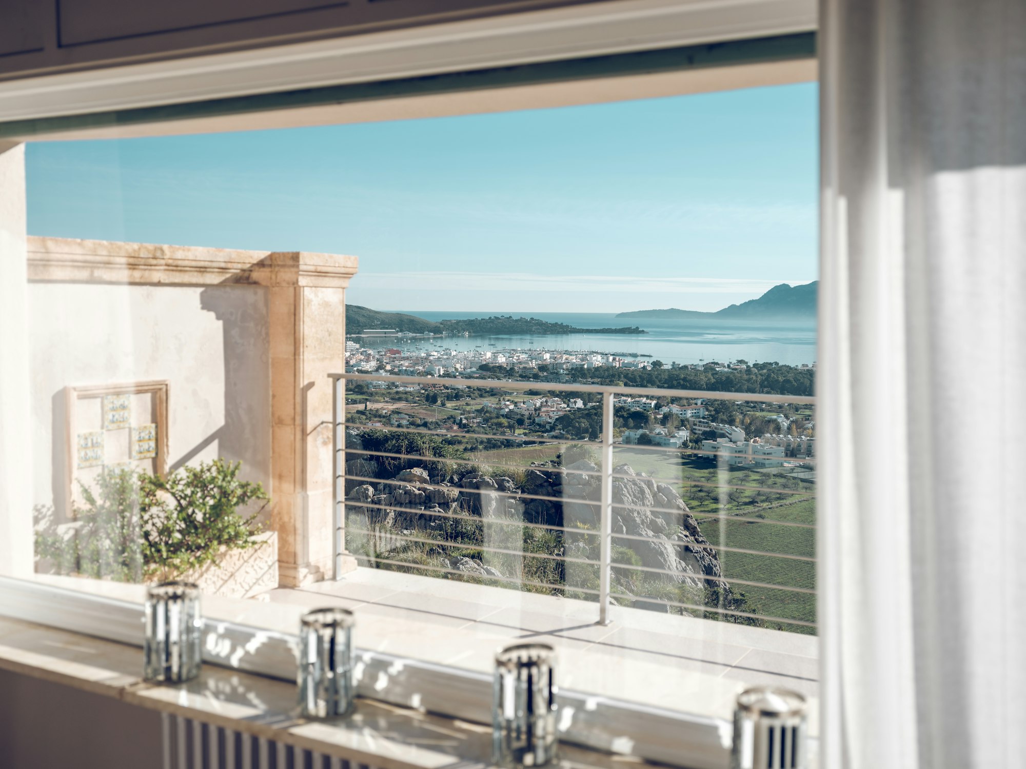 Zimmer mit Blick auf türkisfarbenes Meer von Muro auf Mallorca
